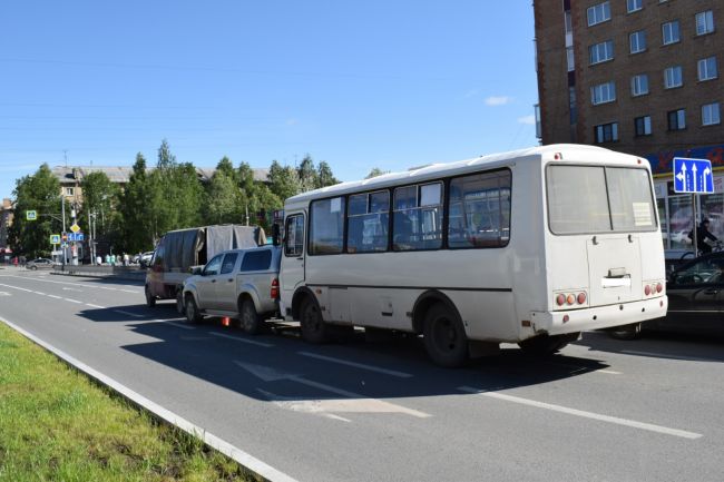 На пр. Ленина произошло ДТП с автобусом и двумя тойотами